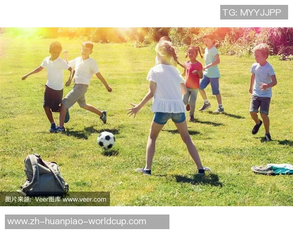 小朋友在踢足球时的快乐瞬间与成长体验分享